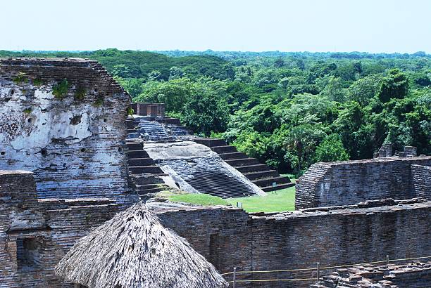 platforms and acropolis plazas Comalcalco is an ancient Mayan archaeological site in the State of Tabasco, Mexico, near the southern coast of the Gulf of Mexico. It is the only major Maya city built with bricks rather than limestone masonry and was the westernmost city of the Mayan civilisation. tabasco state stock pictures, royalty-free photos & images