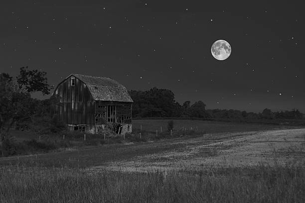 Barn Super Moon Barn and super moon in back and white winter chicken coop stock pictures, royalty-free photos & images