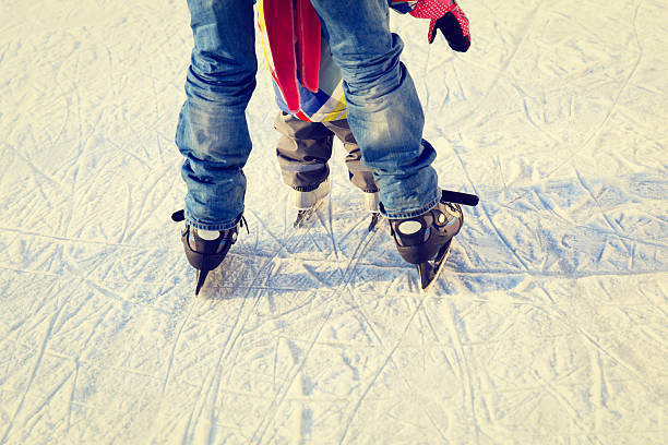 vater und tochter lernen, füße kleine skater im winter - ice skating ice hockey child family stock-fotos und bilder
