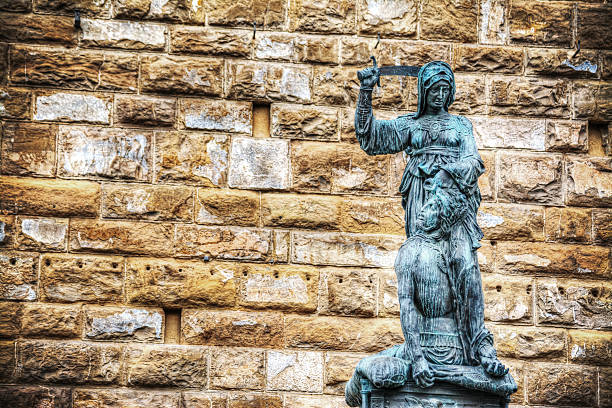 giuditta und oloferne bronze-denkmal - palazzo vecchio piazza della signoria florence italy italy stock-fotos und bilder