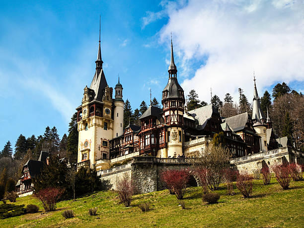 peles castillo - sinaia fotografías e imágenes de stock