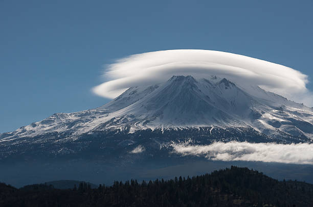 Lenticular Cloud Lenticular cloud over Mt Shasta in Mt Shasta, California. mt shasta stock pictures, royalty-free photos & images