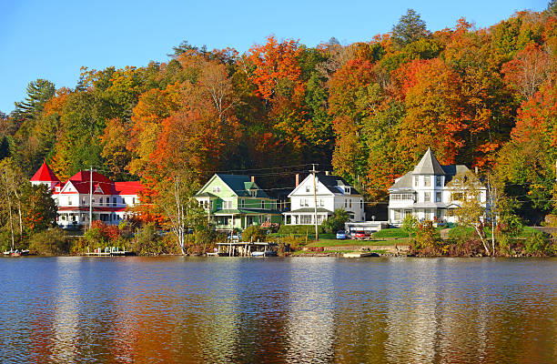 紅葉がすっかりに映る湖、adirondacks ,new york - adirondack mountains ストックフォトと画像