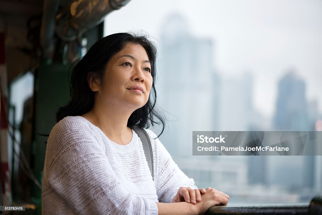 Mature femme asiatique d'équitation Ferry - Photo de Femmes libre de droits