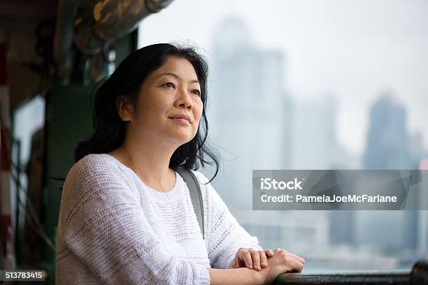 Photo libre de droit de Mature Femme Asiatique Déquitation Ferry banque d'images et plus d'images libres de droit de Femmes - Femmes, Une seule femme, Peuples d'Asie et du sous-continent indien