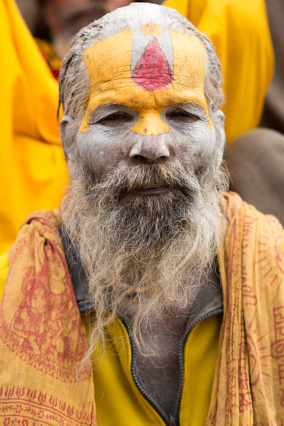 shaiva садху, улыбается и, которые позируют на улице - india sadhu nepalese culture nepal стоковые фото и изображения