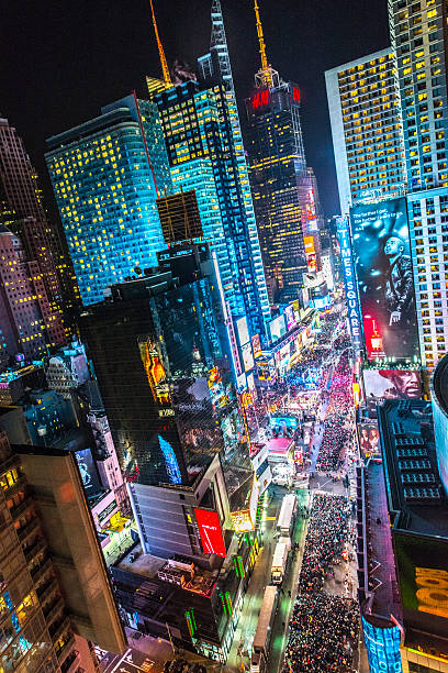 multitudes celebración del año nuevo en times square, nueva york - times square fotografías e imágenes de stock