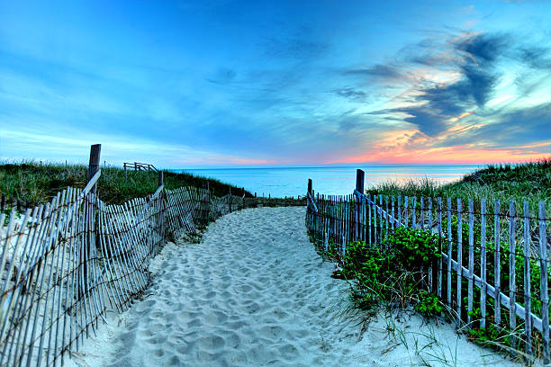 chemin avec clôture de la plage, à cape cod - cape cod bay photos et images de collection