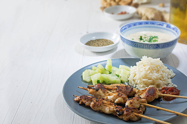 carne satay asiática pinos, o arroz e molho de amendoim salada de pepino - mortar and pestle spice seasoning coriander seed imagens e fotografias de stock