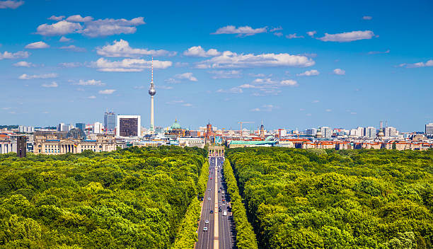 skyline di berlino, dal tiergarten parco in estate, germania - berlino foto e immagini stock