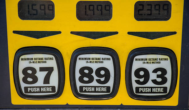preços da gasolina na bomba de óleo de gasolina a um preço incrível - gas fuel pump labeling fuel and power generation - fotografias e filmes do acervo