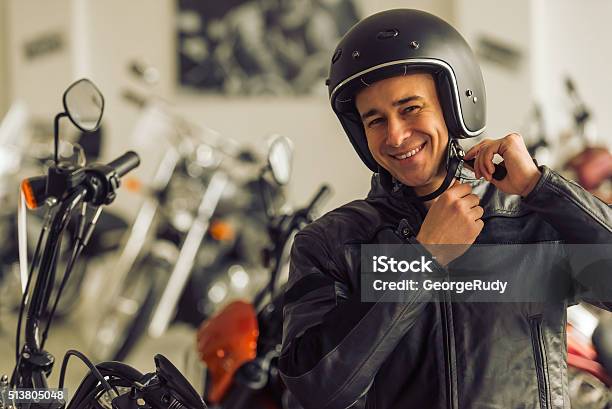 Mann Mit Motorrad Stockfoto und mehr Bilder von Motorrad - Motorrad, Männer, Lächeln