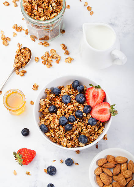 sano muesli con colazione fresca, ai cereali in ciotola - honey caramel syrup fruit foto e immagini stock