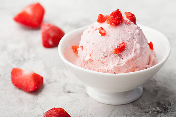 helado helado de fresa en recipiente de piedra fondo blanco - yogur helado fotografías e imágenes de stock