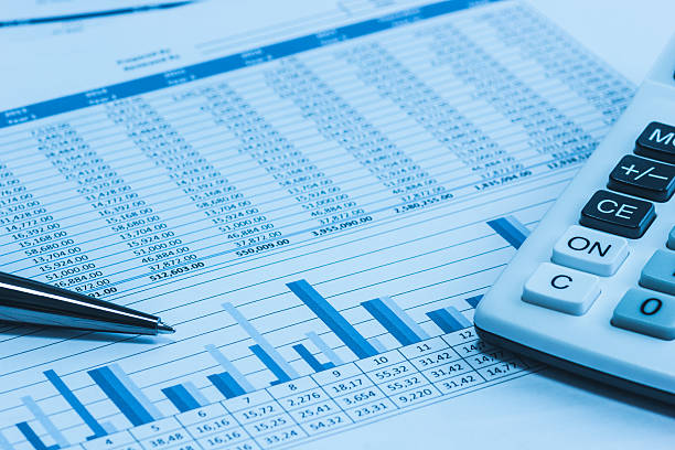 contabilidade contabilista documentos financeiros análise de gráficos - spreadsheet financial figures computer computer monitor imagens e fotografias de stock