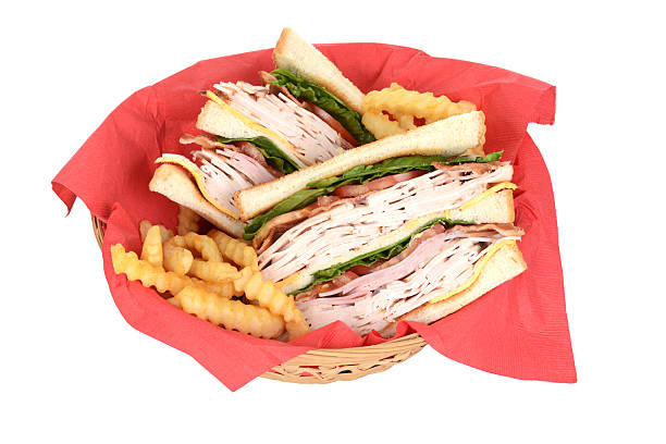 vista superior da sanduíche de frango no cesto com o clube - club sandwich sandwich french fries turkey imagens e fotografias de stock