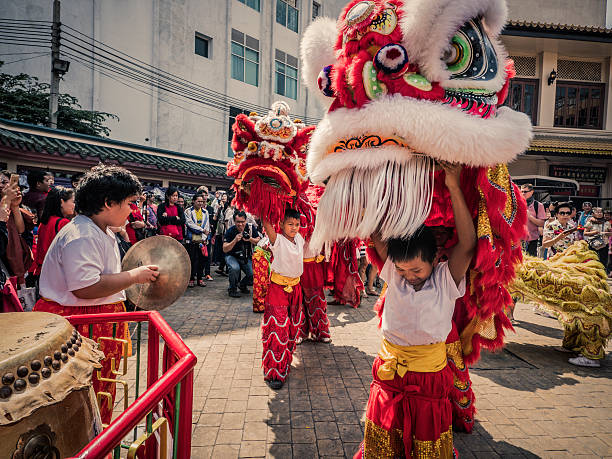 leone cinese danza nuovo anno chinatown bangkok tailandia - lion dance foto e immagini stock