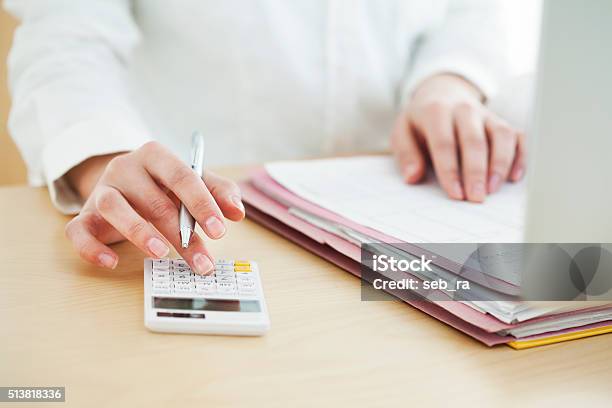 Mujer De Negocios Que Trabajan En La Oficina Foto de stock y más banco de imágenes de Calcular - Calcular, Jubilación, Finanzas