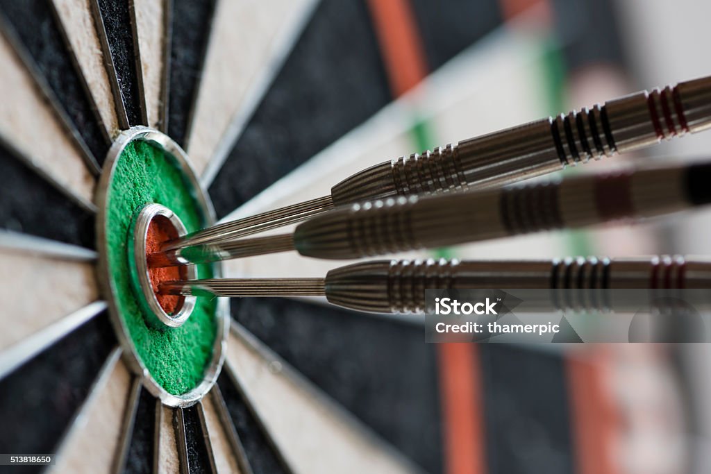 Darts hitting bull's eye on the dartboard - Royalty-free Darts Stockfoto