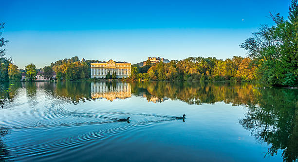 berühmten schloss leopoldskron mit festung hohensalzburg in salzburg, österreich - lake amadeus stock-fotos und bilder