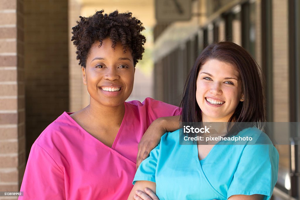 アフリカ系アメリカ人の女性笑顔 - 看護師のロイヤリティフリーストックフォト