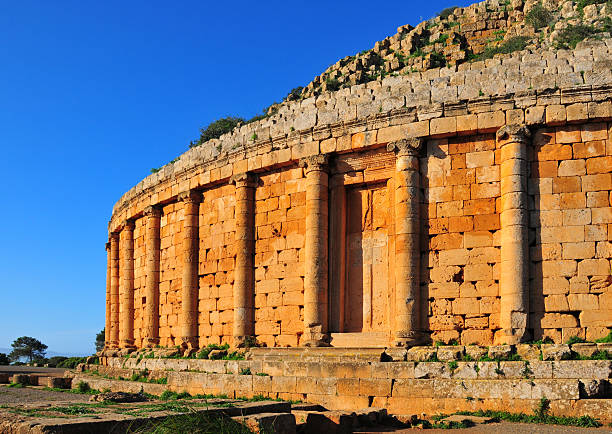 tipasa, argelia: tombeau de la chrétienne mausoleo, vista parcial - cherchell fotografías e imágenes de stock