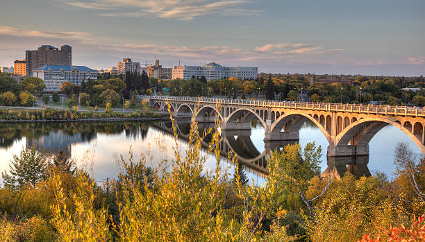 photo de saskatoon et la rivière au crépuscule - saskatchewan photos et images de collection