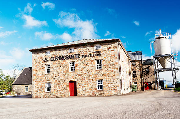 glenmorangie distillery, schottland. - glenmorangie distillery stock-fotos und bilder