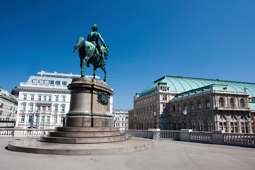 Arquitectura de Viena.  Frans Josef sobre estatua de caballos. photo