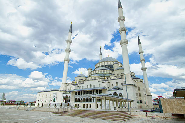 This is a recently constructed mosque of great size in classical Ottoman design with four minarets. Built between 1967 and 1987 in the Kocatepe quarter, its size and prominent situation have made it something of a landmark.