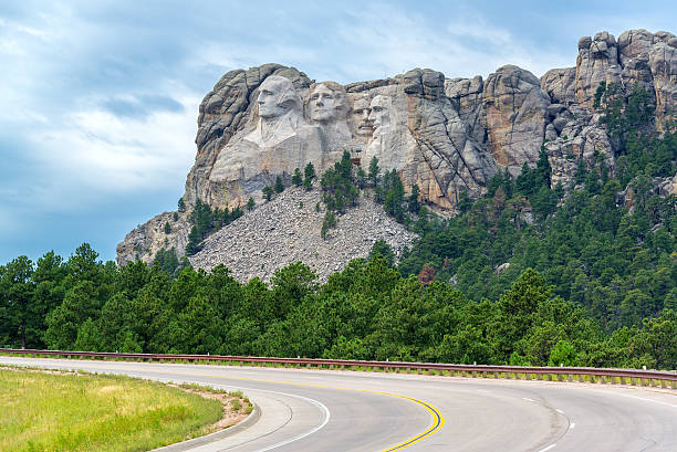 autostrada e del monte rushmore - mt rushmore national monument president george washington mountain foto e immagini stock