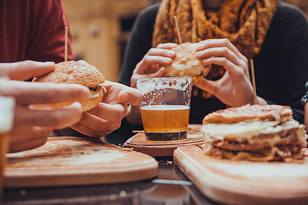 znajomych w restauracja fast food - beer hamburger american culture beef zdjęcia i obrazy z banku zdjęć