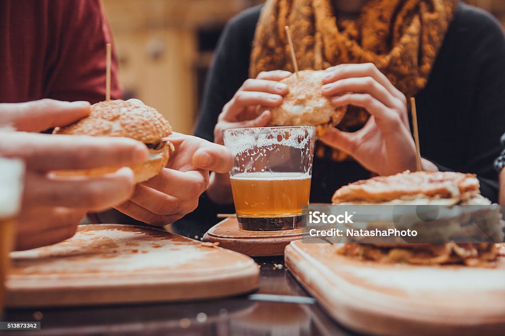 Amigos no Restaurante de Fast Food - Foto de stock de Comida de Pub royalty-free