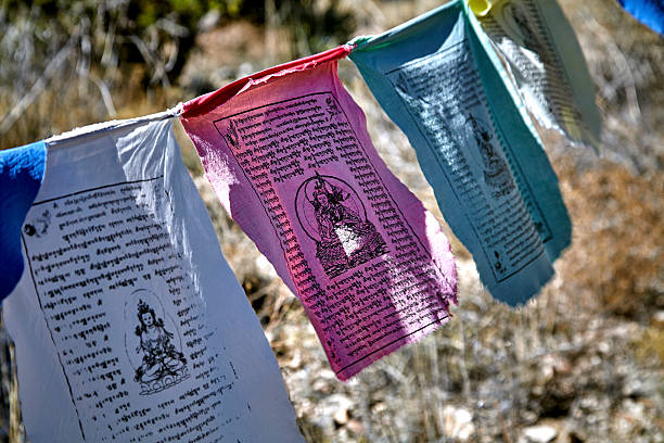 bandiere di preghiera buddista - tibetan script foto e immagini stock