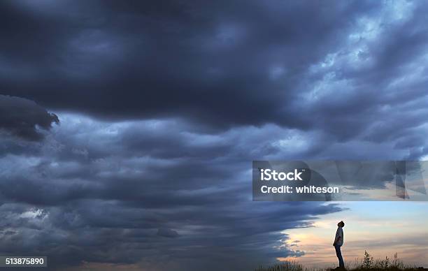 Opposizione - Fotografie stock e altre immagini di Tempesta - Tempesta, Persone, Ribellione