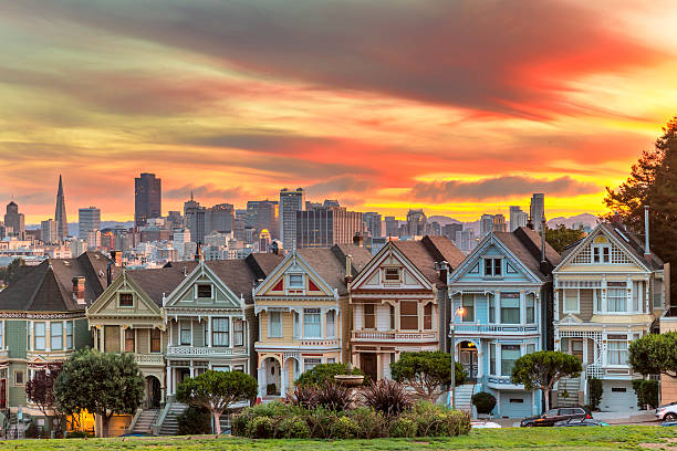 알라모 광장 및 도장 숙녀들, 샌프란시스코 스카이라인을 - sunset district 뉴스 사진 이미지
