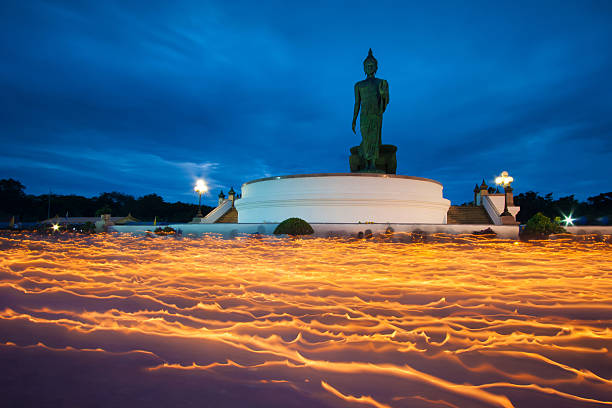 buda de religión - buddhist puja fotografías e imágenes de stock