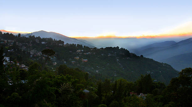 pôr do sol em kalimpong, oeste bengala, índia - west indian culture imagens e fotografias de stock