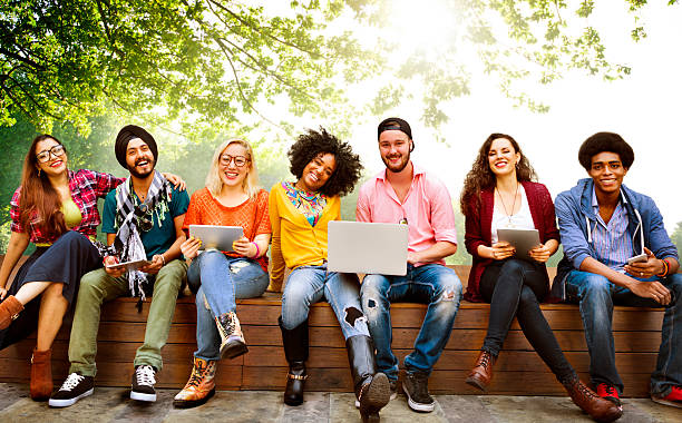 adolescentes jovens alegres conceito equipa una - campus life imagens e fotografias de stock