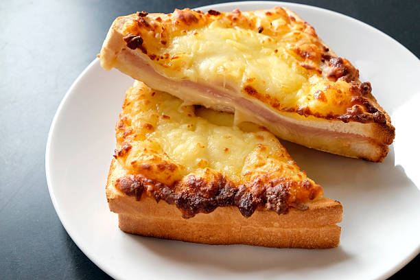 croque-monsieur - baked cheese topping photos et images de collection