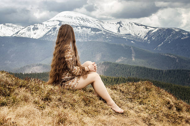 istock Young woman looking on snowy mount 513883895