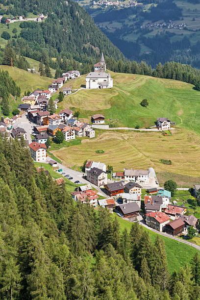 laste dolomiti-aldeia - cordevole valley imagens e fotografias de stock