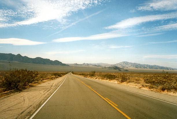 カリフォルニア��州 状態 ルート 62 ,米国 - desert road road highway california ストックフォトと画像