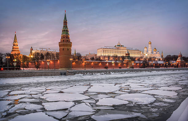 фрагменты москвы зима - winter river стоковые фото и изображения