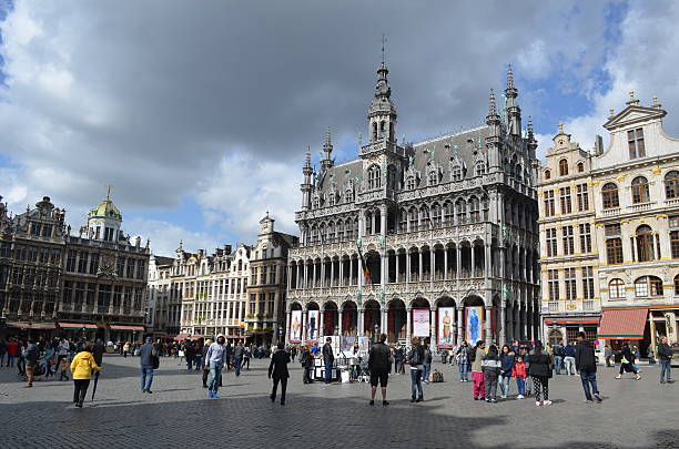 personnes se promener et admirer la grand-place de bruxelles, en belgique. - market wealth famous place travel destinations photos et images de collection