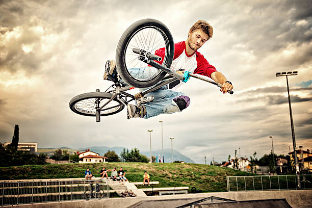 bmx 라이더 - bmx cycling bicycle stunt bike cycling 뉴스 사진 이미지