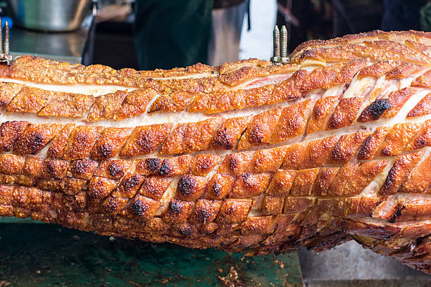 gebratene schwein in stadtteil markt, london - pig roasted spit roasted domestic pig stock-fotos und bilder