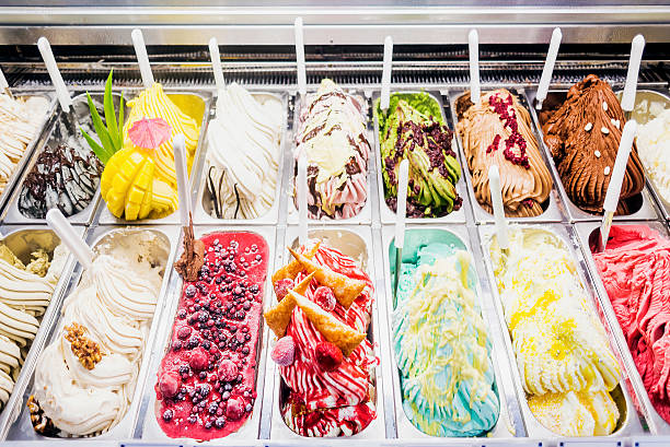 glaces italiennes gelatto glace affichage en magasin - gelato photos et images de collection