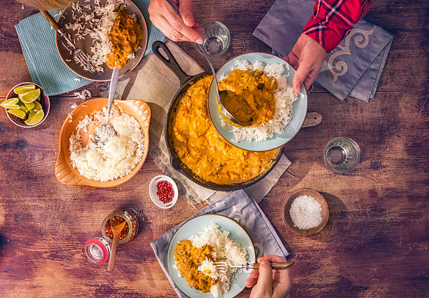 comer delicous caseiras prato de caril de frango com arroz - indian culture spice cooking herb imagens e fotografias de stock