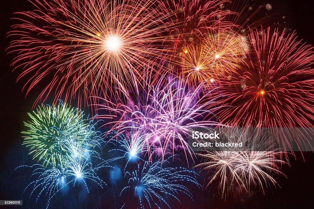 Coloridas sobre céu noturno de fogos de artifício - Foto de stock de Fogos de artifício - Evento de entretenimento royalty-free